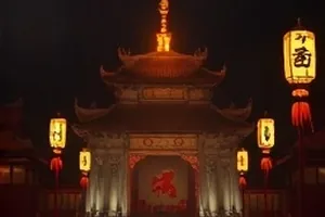 纸月亮计划封面，手艺人制作纸灯的纪实场景